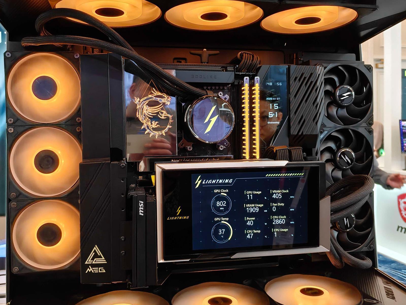 MSI RTX 5090 Lightning Z z 8-calowym wyświetlaczem — ponad 1000 W i apetyt na rekordy