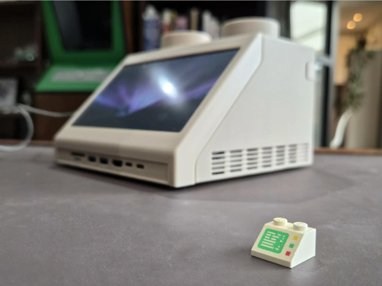 LEGO 1979 Computer Brick odrodzony jako działający Mac Mini z ekranem dotykowym